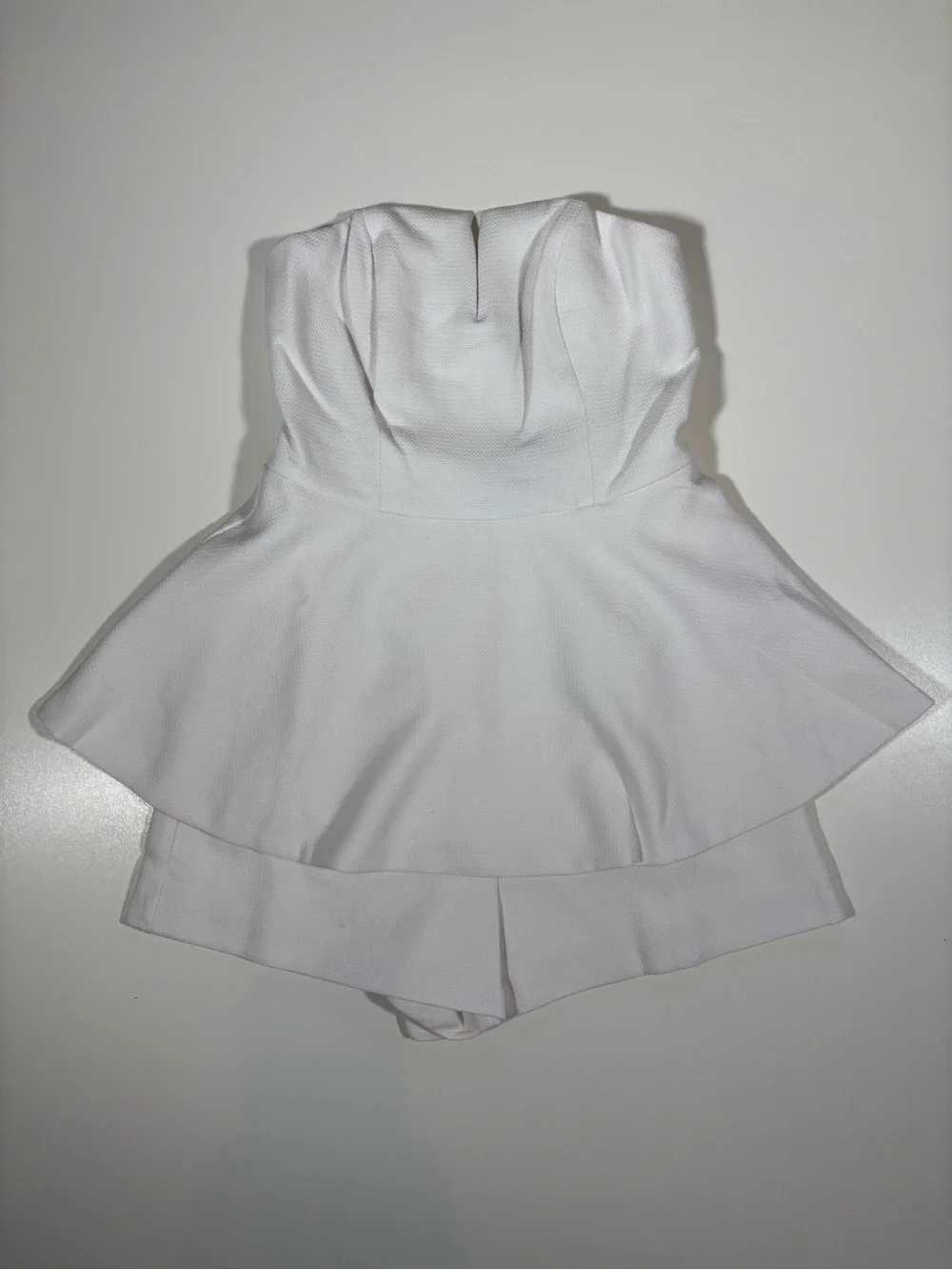 Lulus Women’s Strapless Romper White Peplum Structured Shorts Size Small NWT - Picture 3 of 11